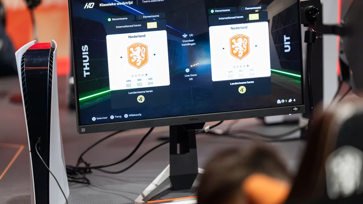 EA FC teamselectiescherm met Nederland op PS5 met BenQ monitor en witte PS5-console