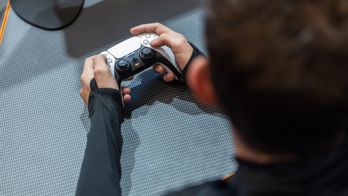 Spelers spelen EA FC op een toernooi bij een voetbalclub