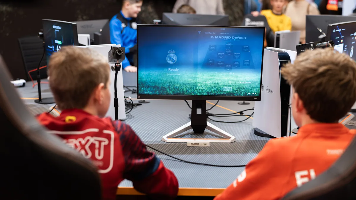Deelnemer speelt EA FC op een professioneel gamestation met flightcase en BenQ-monitor