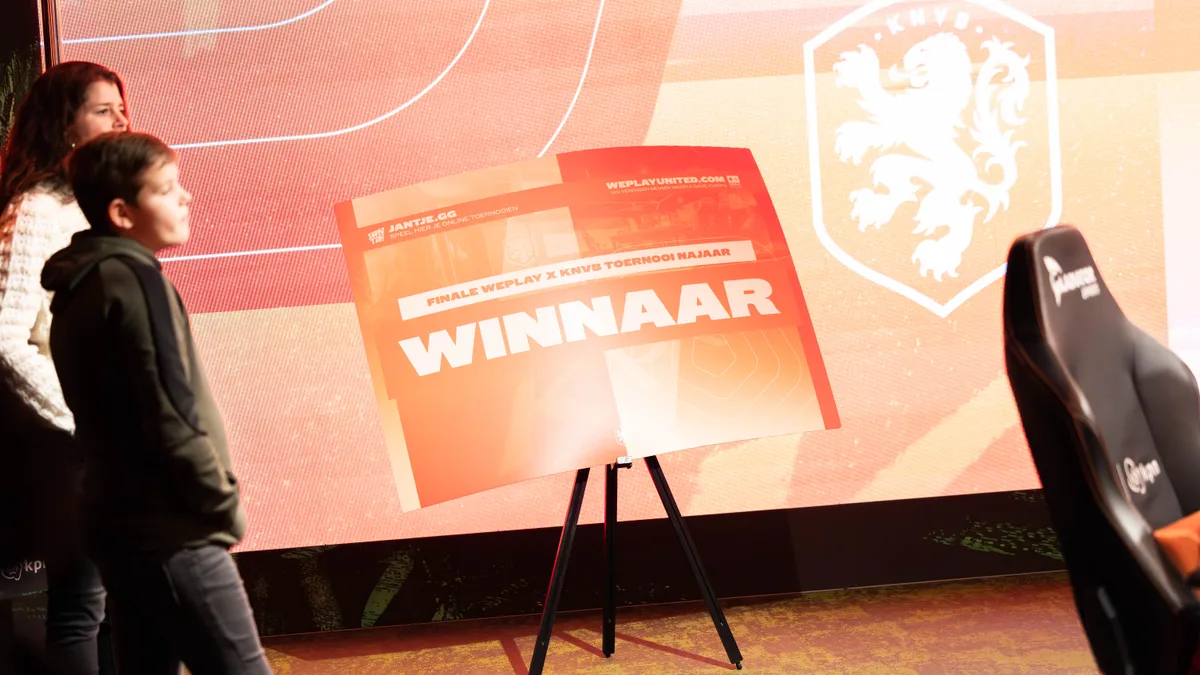 Groot scherm toont WINNAAR van de Finale WePlay x KNVB Toernooi Najaar