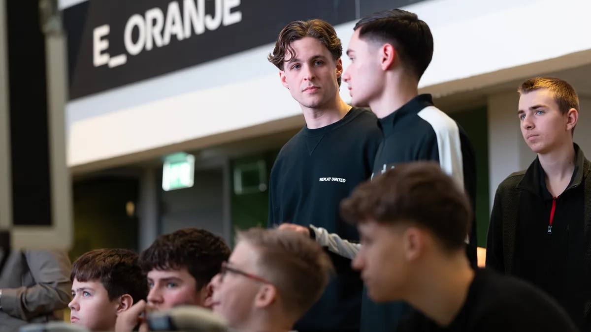 Ouder en kind spelen samen aan een gamestation van WePlay United