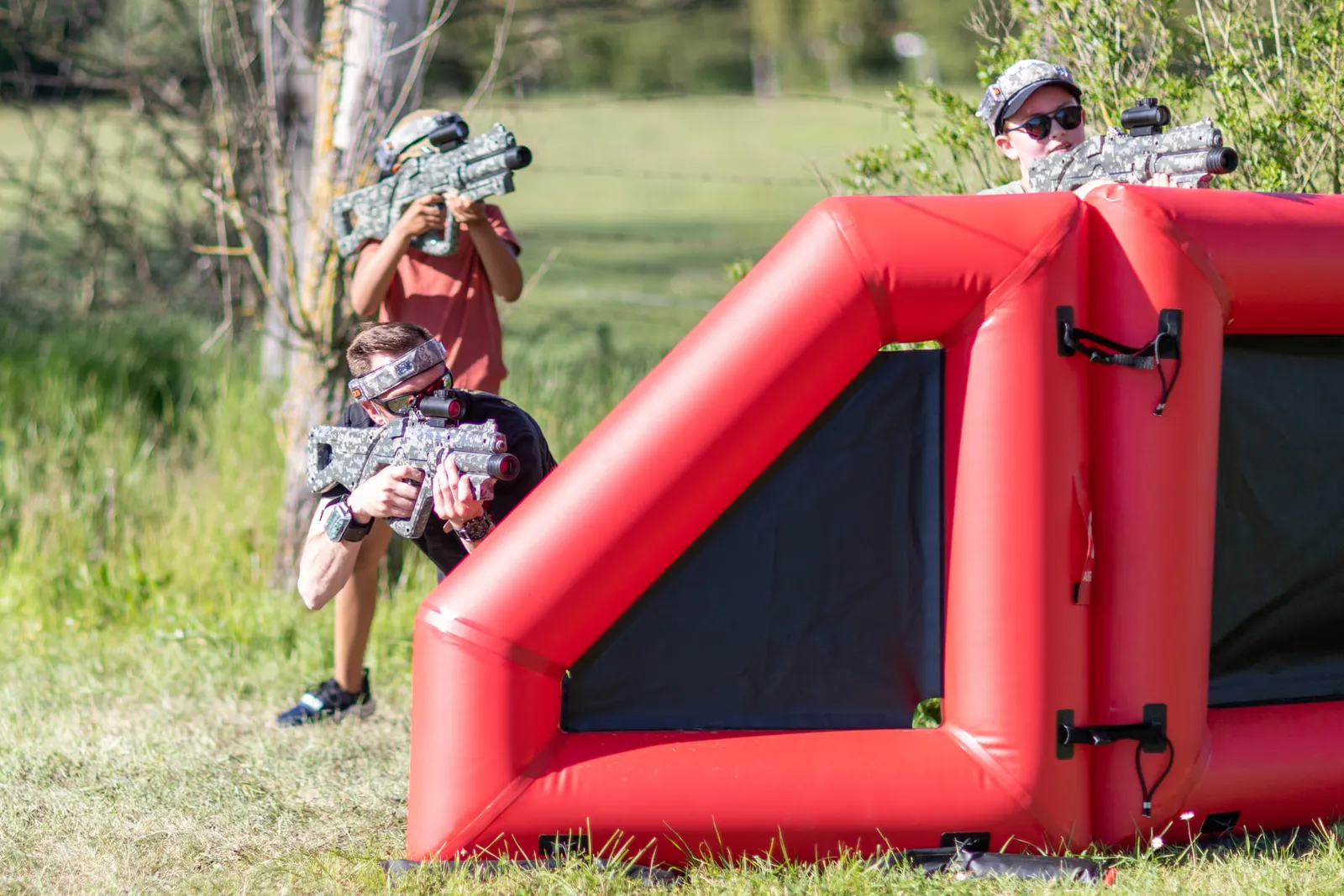 Groep kinderen speelt Capture the Flag lasergamen