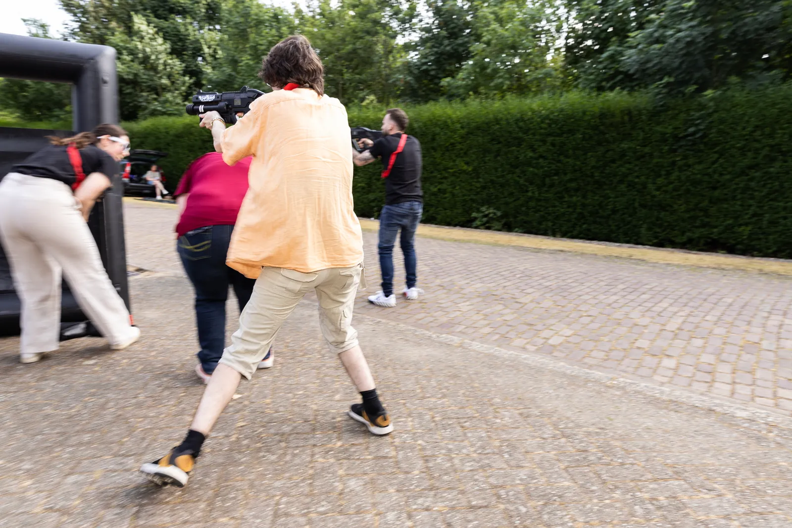 Grote groep medewerkers klaar voor een lasergame teambuilding event