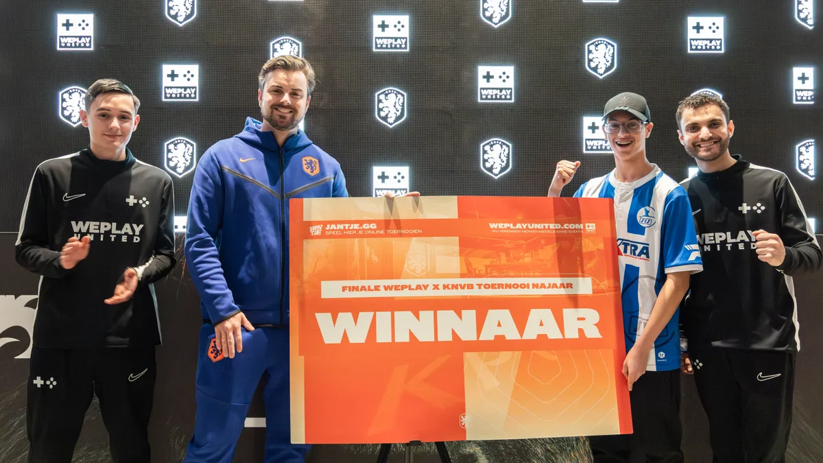 WePlay United en KNVB medewerkers presenteren de winnaarcheque op de Finale WePlay x KNVB Toernooi
