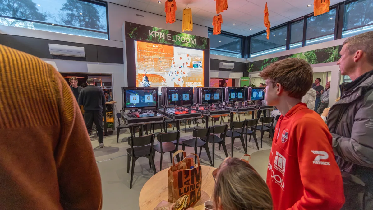 Drukbezochte KPN E_Room met professionele PS5-gamestations en KNVB eBeker toernooibord tijdens WePlay United evenement