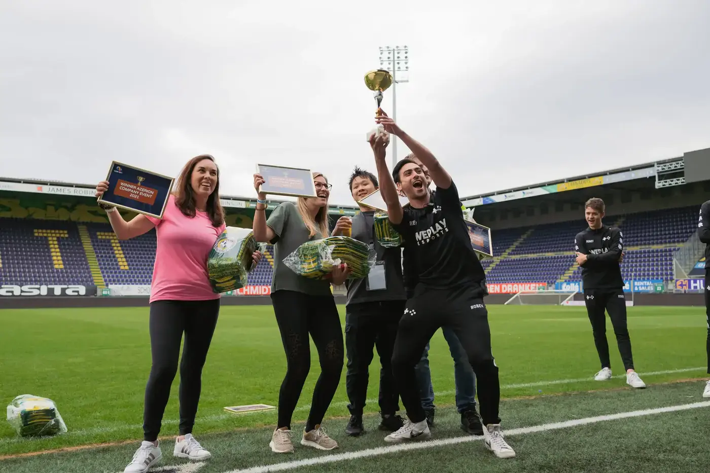 Deelnemers van het Azerion teambuildingsactiviteit spelen actieve spellen