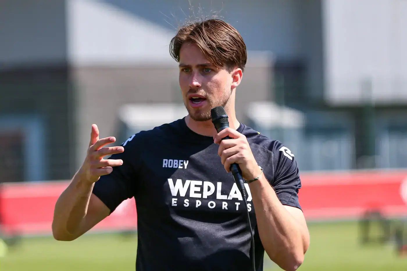 Deelnemers in actie bij een opblaasbare stormbaan tijdens een actief spellen event van WePlay United