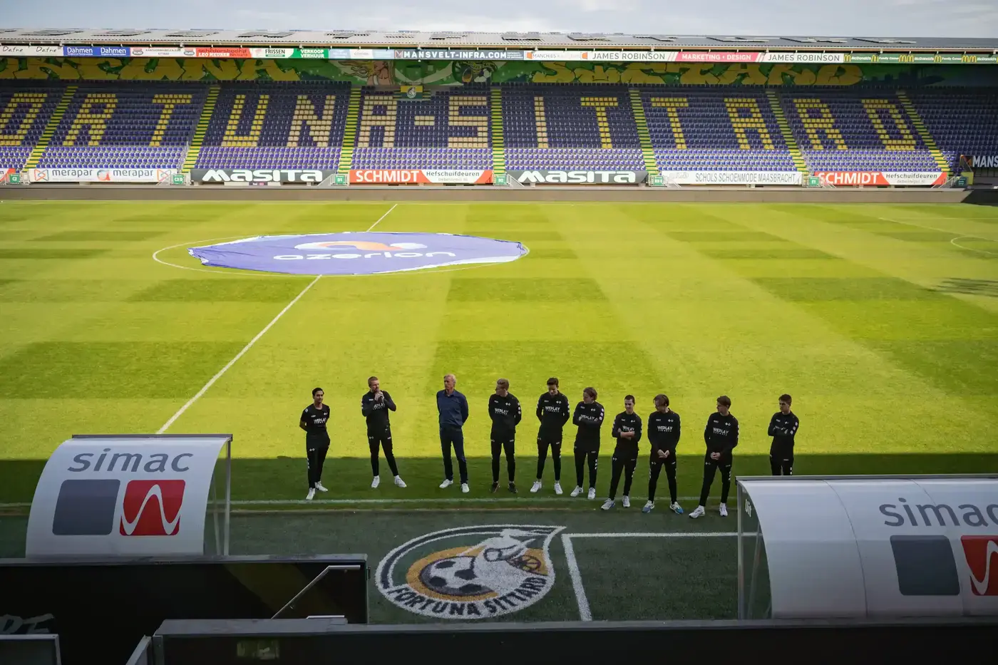 Deelnemers in actie tijdens een zeskamp met opblaasbare attracties