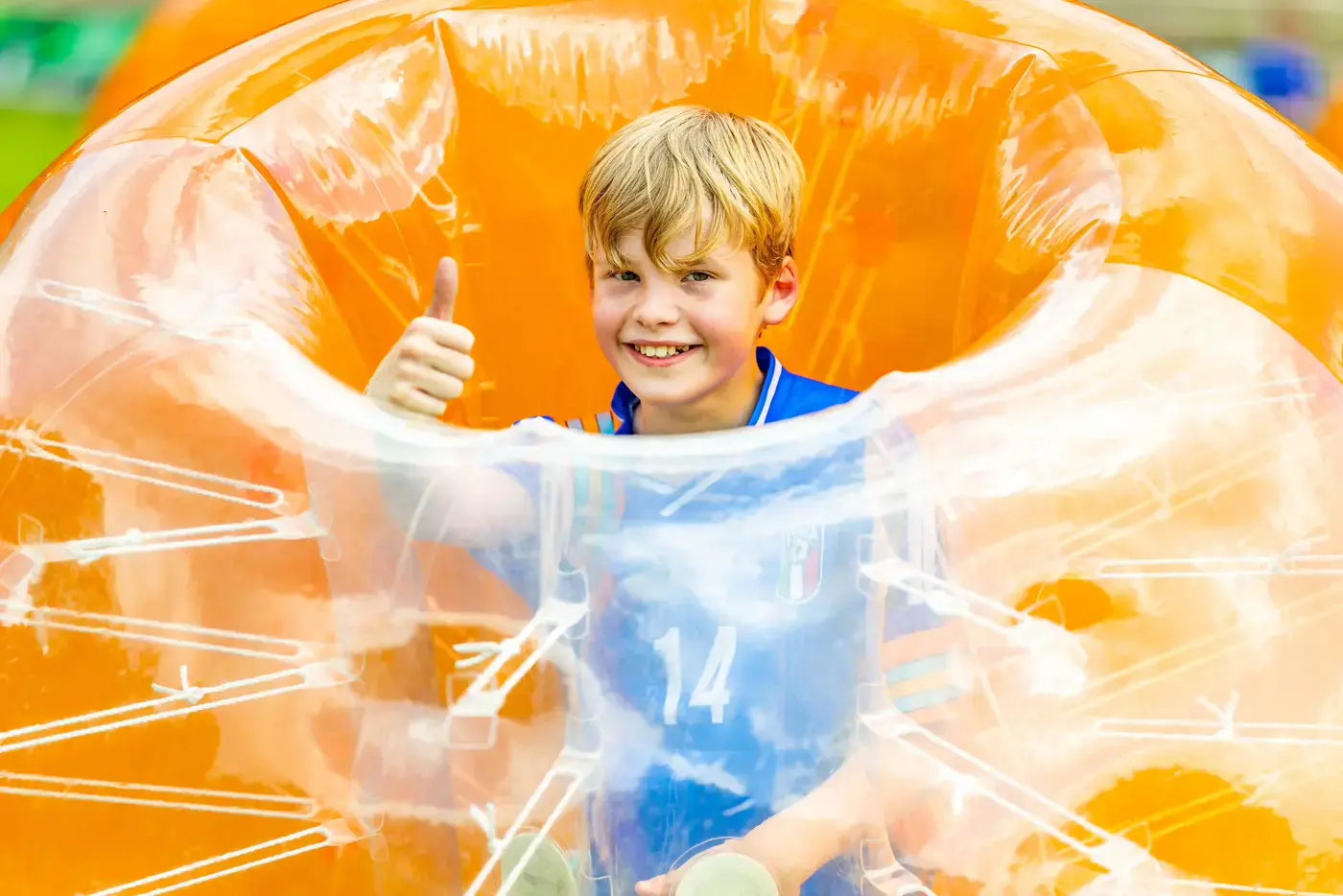Spelers in kleurrijke bubbelballen tijdens een welzijnsevenement