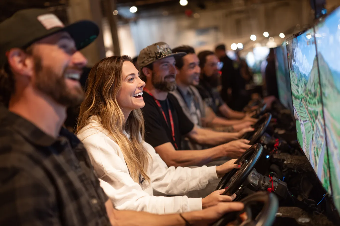 Vier mensen spelen tegelijk Farming Simulator in co-op modus op een WePlay United event