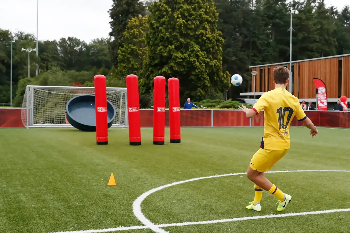Jongeren doen FIFA Skill Games challenges op een voetbalveld