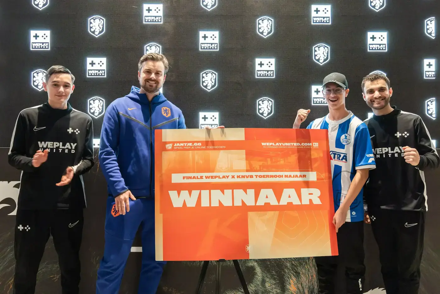 Winnaar van de Finale WePlay x KNVB Toernooi poseert trots met de winnaarcheque en organisatoren