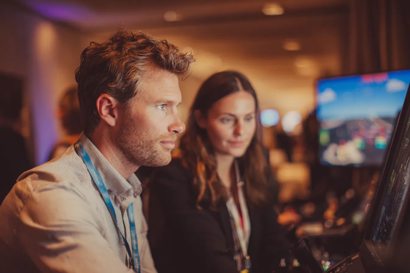 WePlay United eventmanager in co-piloot rol naast deelnemer in de vluchtsimulator