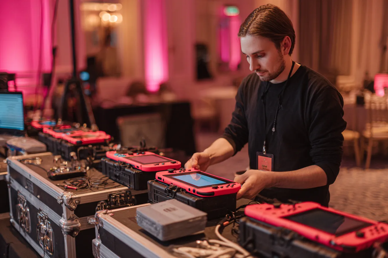 WePlay United eventmanager bouwt meerdere Nintendo Switch 2 stations op in een event-ruimte