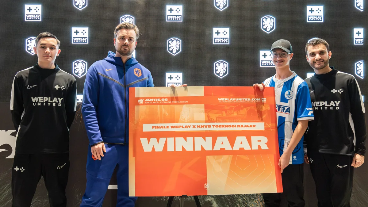 Winnaar van de Finale WePlay x KNVB Toernooi poseert met de winnaarcheque en organisatoren