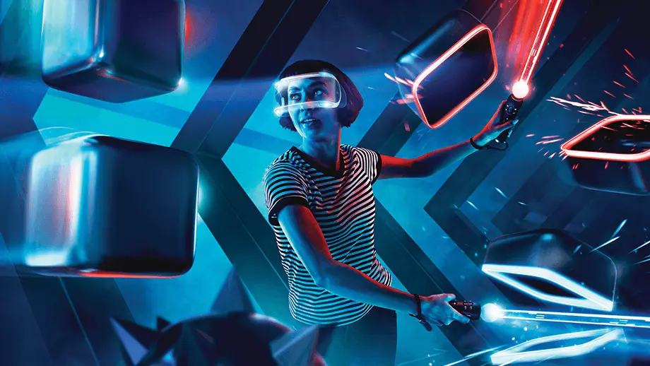 Speelster in actie tijdens een Beat Saber VR-game met neonblauwe en rode lichteffecten
