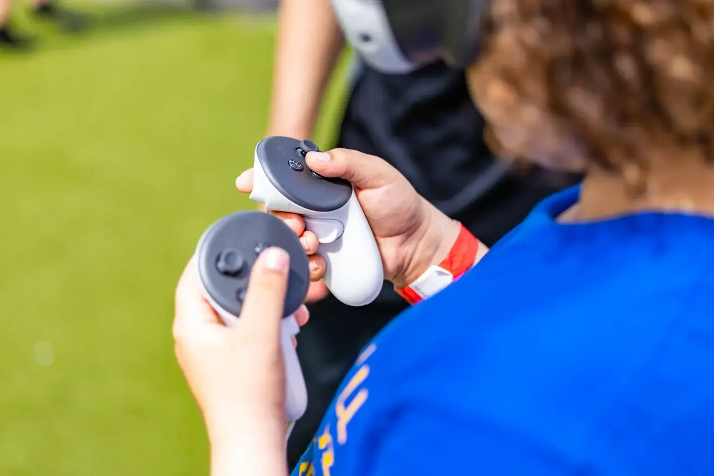 Deelnemer speelt een VR-game met Meta Quest headset en controllers