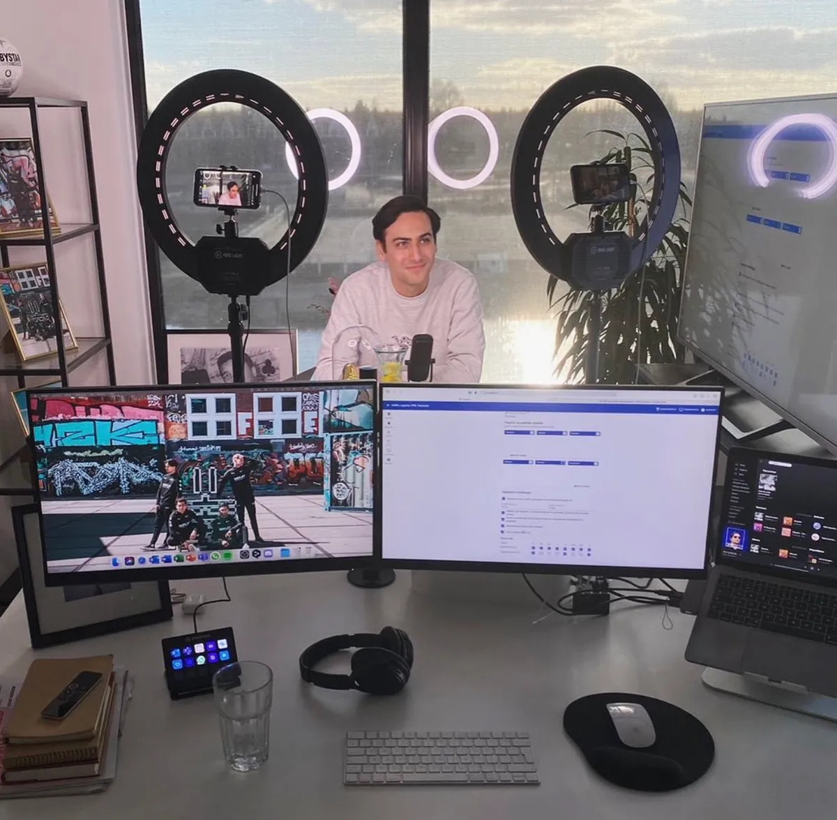 Wesley filmt een online game-event vanuit zijn omgebouwde woonkamer tijdens corona