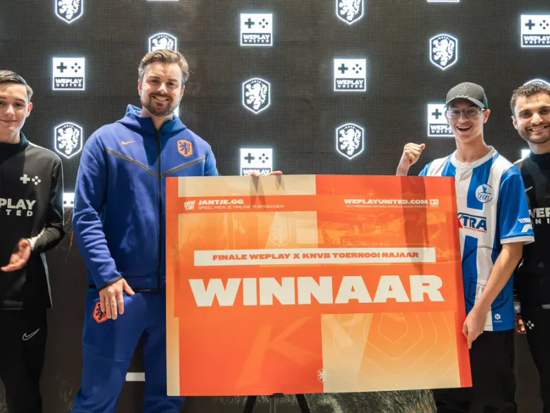 Winnaar van de WePlay x KNVB Esports Toernooi finale met de winnaarscheque