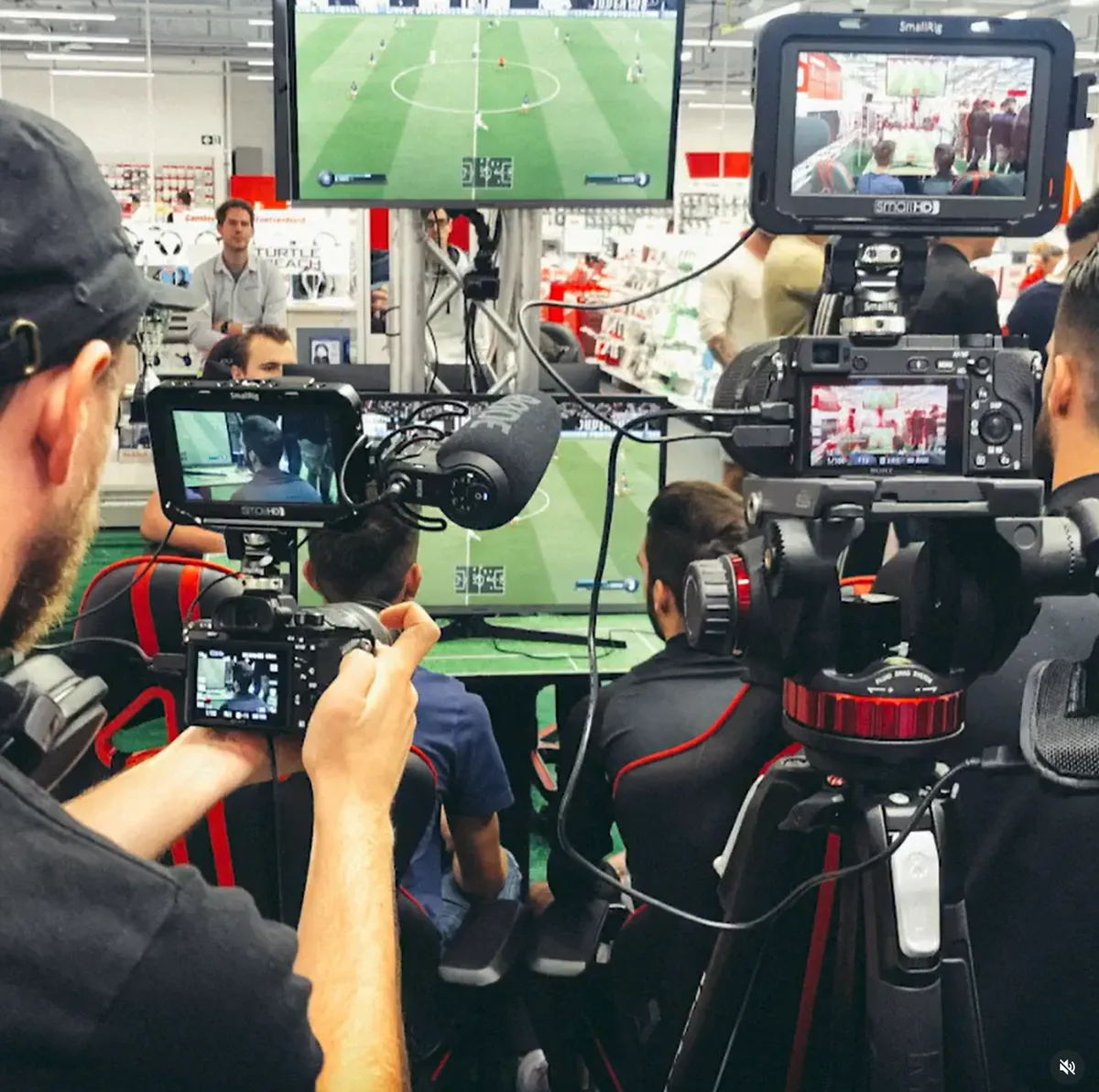 Winnaar van de FIFA 23 MediaMarkt release-finale met trofee