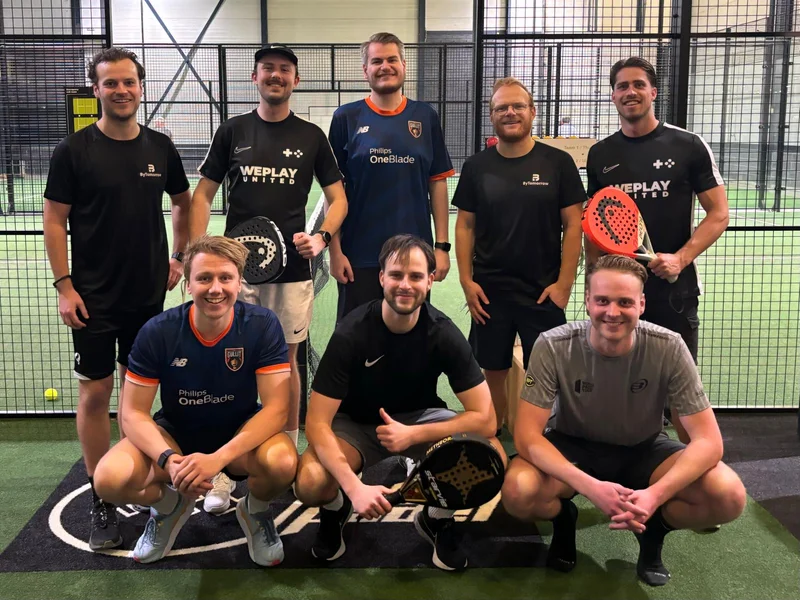 WePlay team tijdens padeltoernooi met relaties
