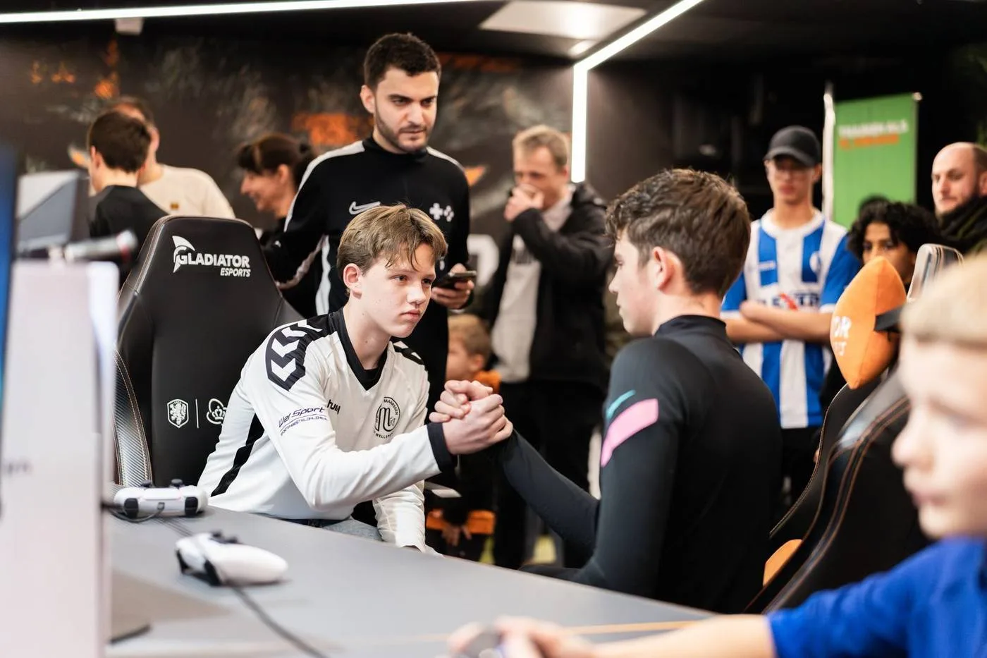 Jeugdspelers geven elkaar een hand na een EA FC-wedstrijd tijdens een WePlay United-toernooi