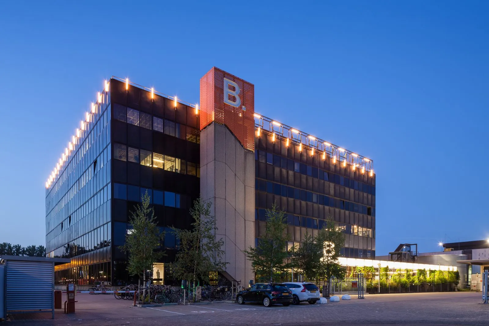 B.Amsterdam gebouw in de avondschemering, het kantoor van WePlay United