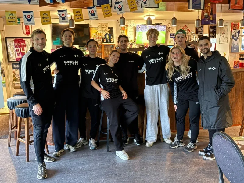 WePlay crew klaar voor de LED voetbal teamtraining in 2025